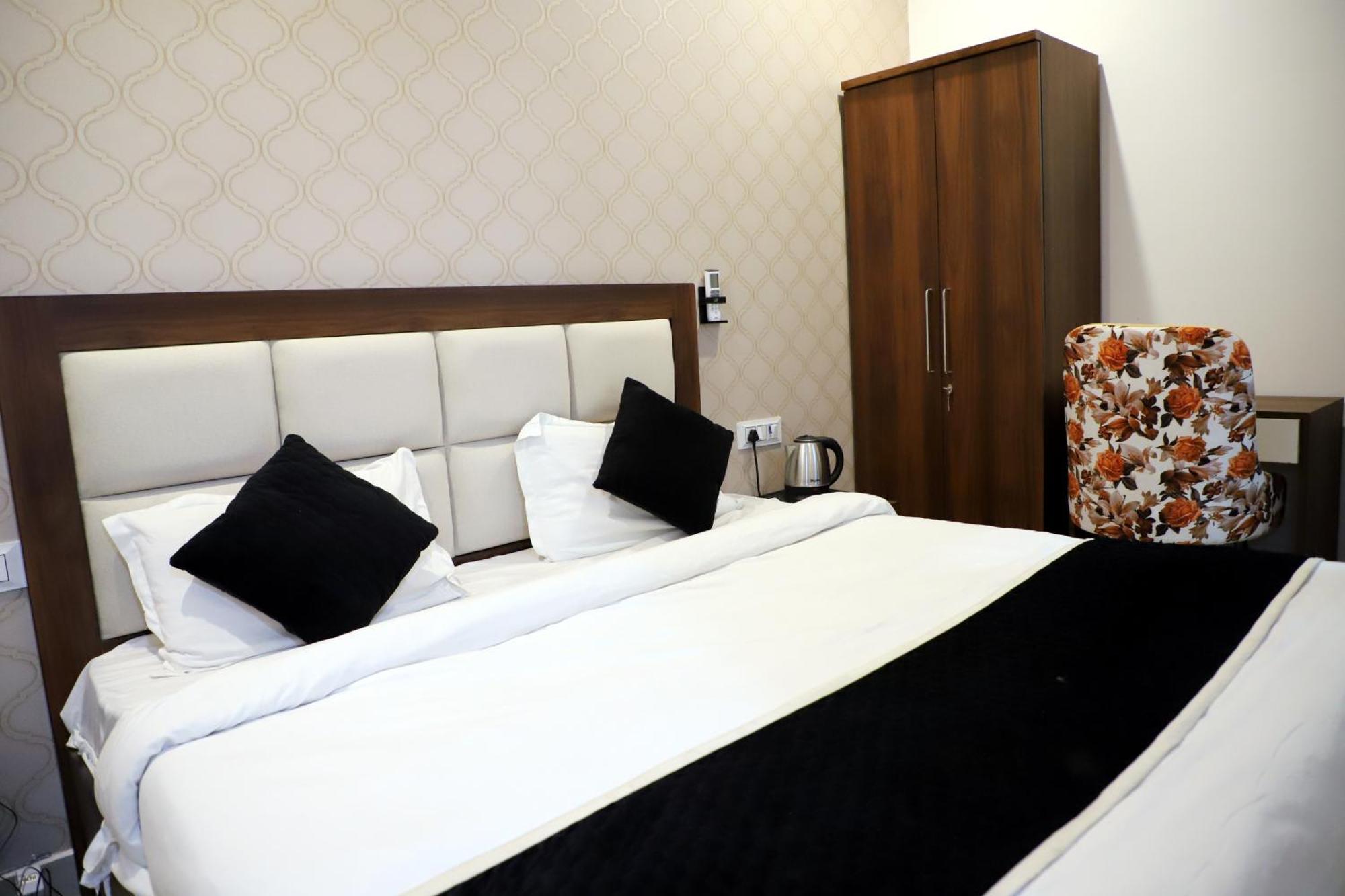 Royal Park Inn Велика Нойда Екстер'єр фото
